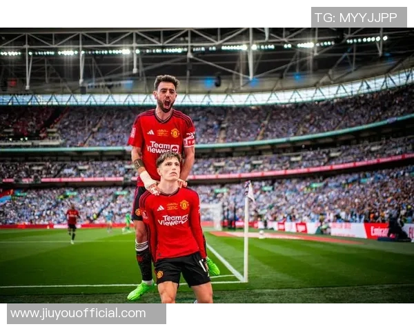 友谊赛曼联与巴黎圣日耳曼战成平局补时进球引发全场狂欢解析战术布局