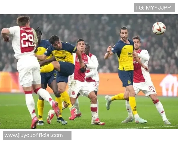 欧联杯激战那不勒斯3-0巴萨引发争议判罚全场沸腾