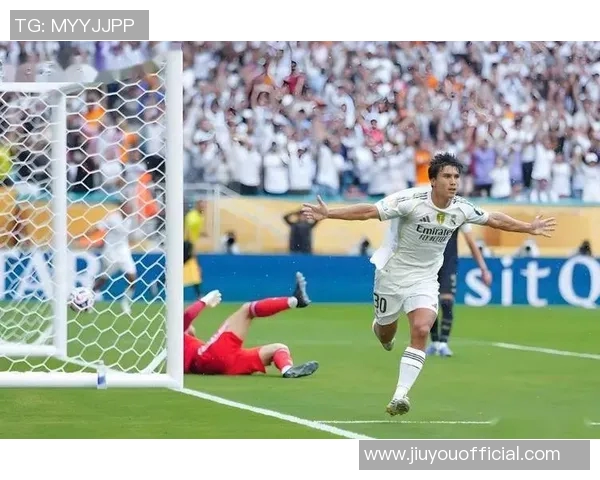 西甲激战：曼联狂胜皇马5-1神奇扑救引发全场热议与转会传闻